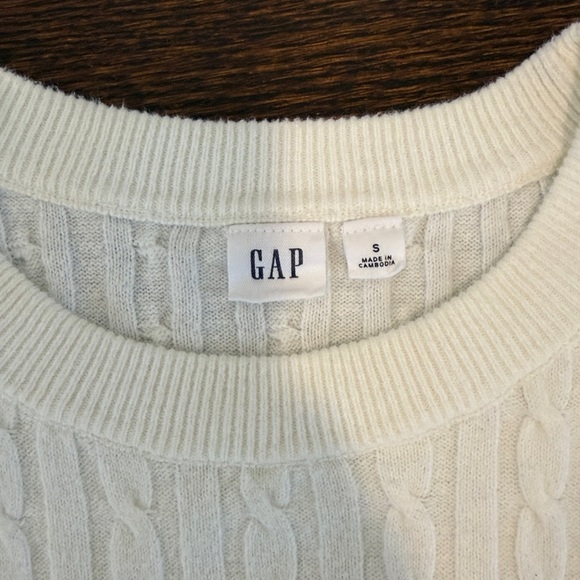 GAP Cream Cable Knit Sweater - Picture 2 of 4